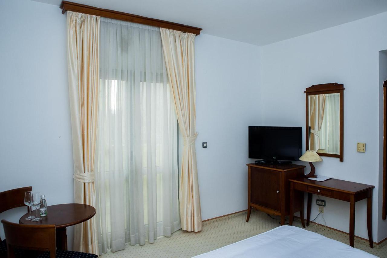 Hotel Hum Любушки Экстерьер фото